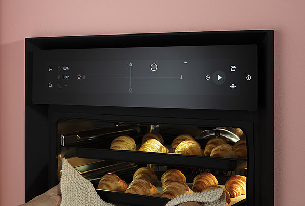 Backofen von Bora, geöffnet mit Croissants.