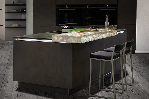 Elegante Beispielküche mit Arbeitsfläche aus beleuchtetem Granit. Ein Hingucker. 